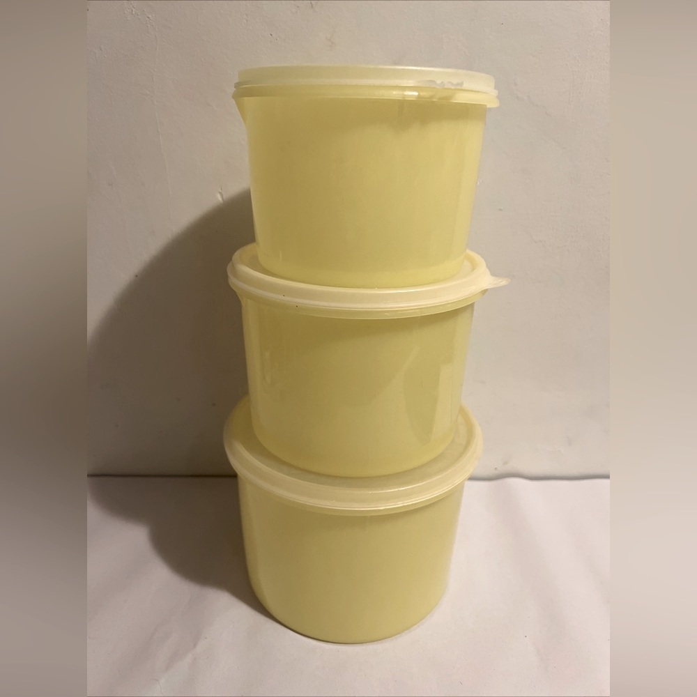 Vintage Tupperware Yellow Nesting Storage Bowls Set of 3 Complete w/Lids
